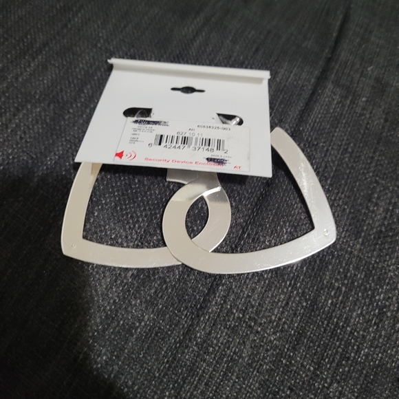 Nine West Women's Heart shaped Earrings NWT - Picture 4 of 5